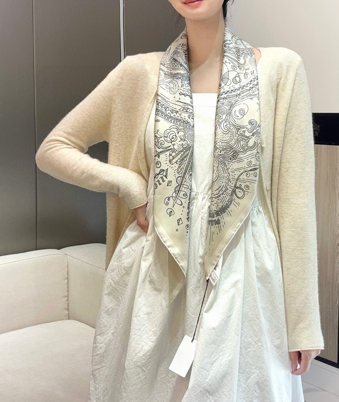  “正在接通中”90方巾
【16mm顶级真丝单面面同色印花】
手工卷边斜纹真丝方巾（100%桑蚕丝）。
