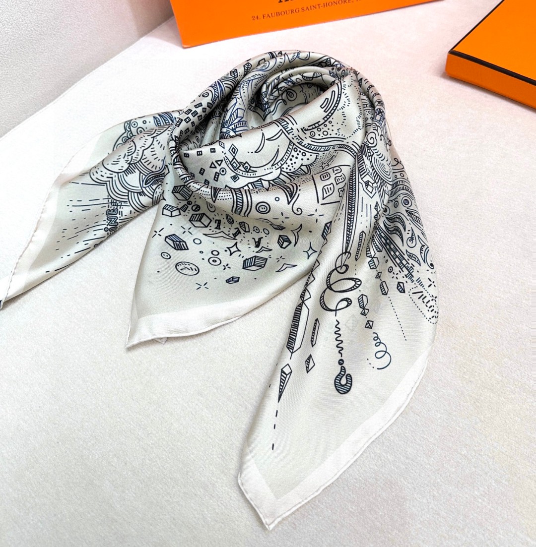  “正在接通中”90方巾
【16mm顶级真丝单面面同色印花】
手工卷边斜纹真丝方巾（100%桑蚕丝）。
