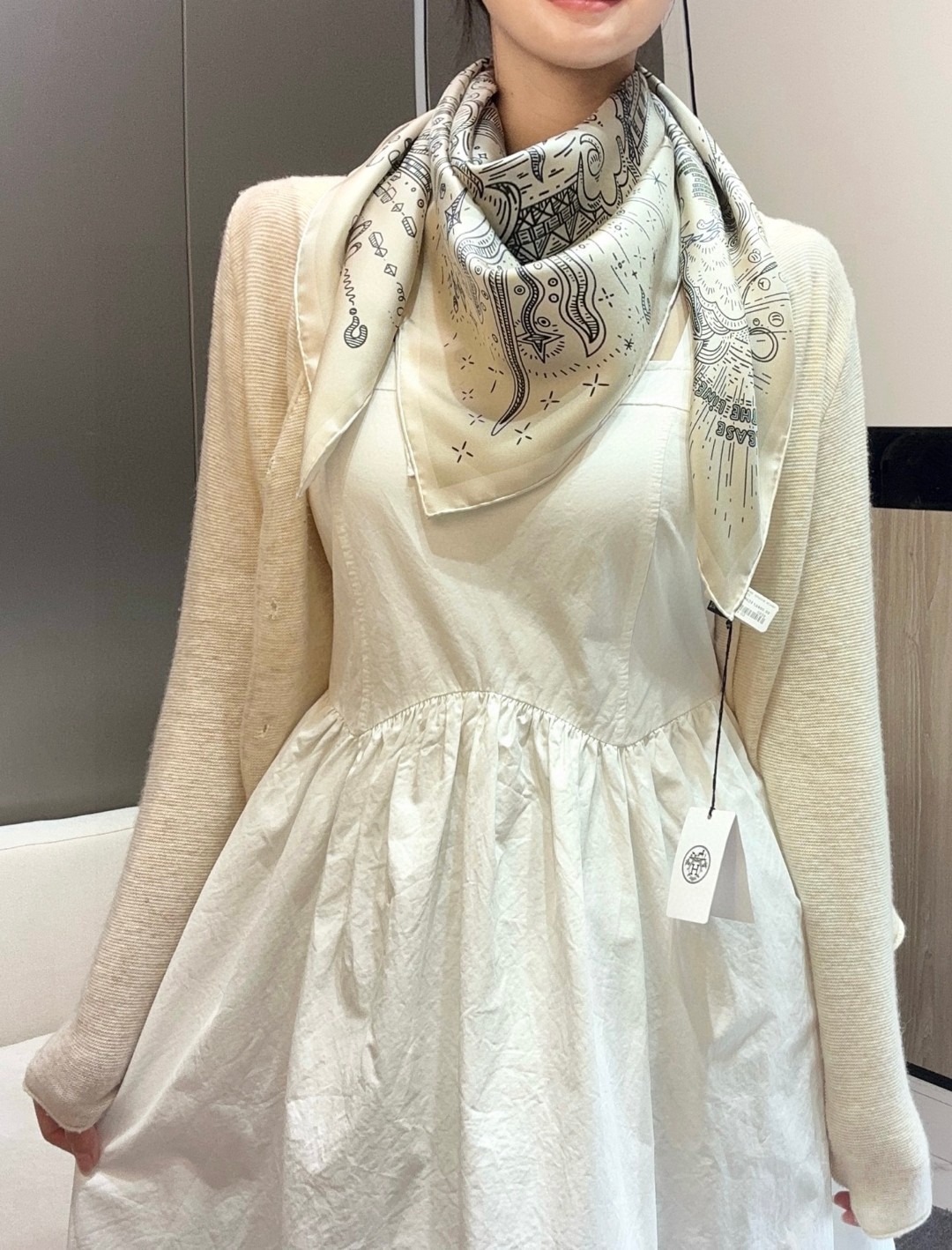  “正在接通中”90方巾
【16mm顶级真丝单面面同色印花】
手工卷边斜纹真丝方巾（100%桑蚕丝）。
