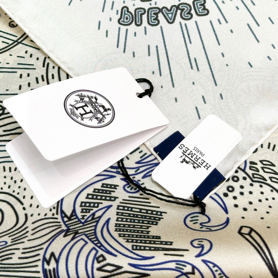  “正在接通中”90方巾
【16mm顶级真丝单面面同色印花】
手工卷边斜纹真丝方巾（100%桑蚕丝）。
