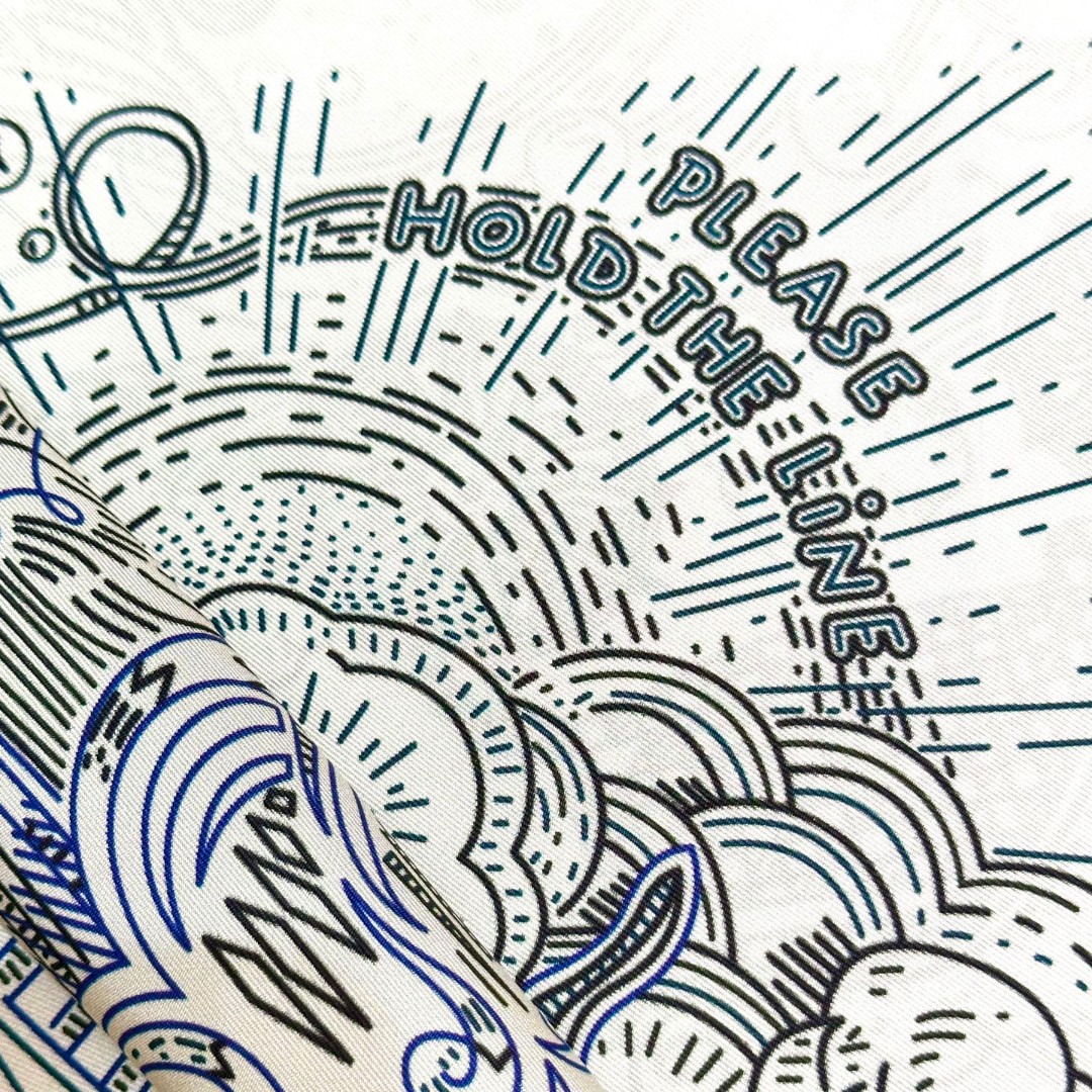  “正在接通中”90方巾
【16mm顶级真丝单面面同色印花】
手工卷边斜纹真丝方巾（100%桑蚕丝）。
