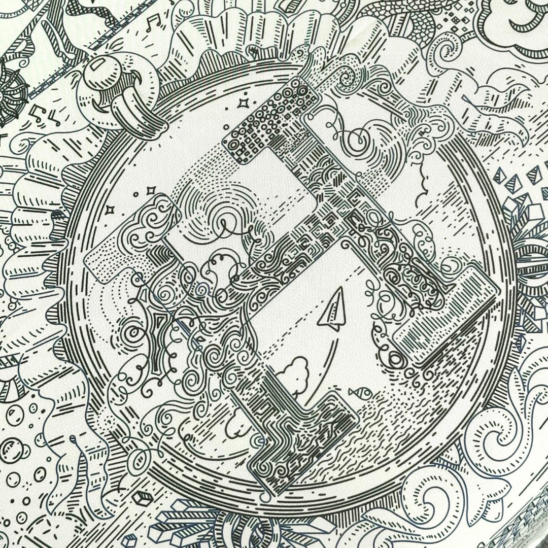  “正在接通中”90方巾
【16mm顶级真丝单面面同色印花】
手工卷边斜纹真丝方巾（100%桑蚕丝）。
