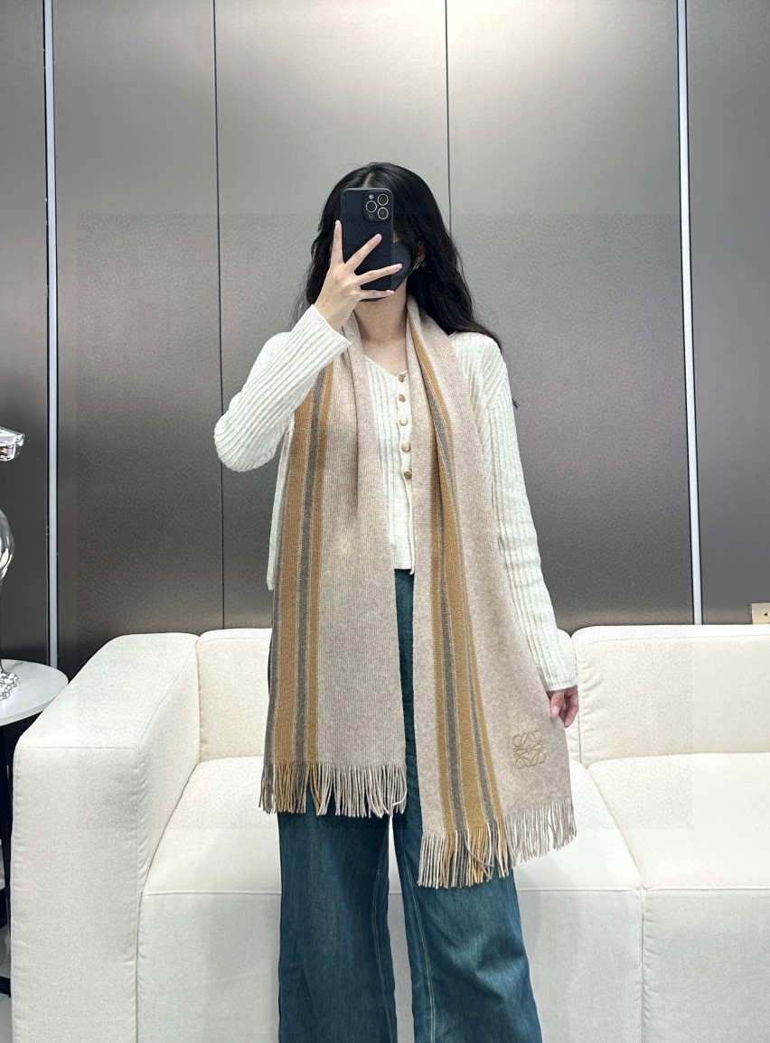    上新！男女同款，百分百纯羊绒 LOEWE（罗意微）同步专柜，高端羊绒针织围巾！】可正式，可随意，非