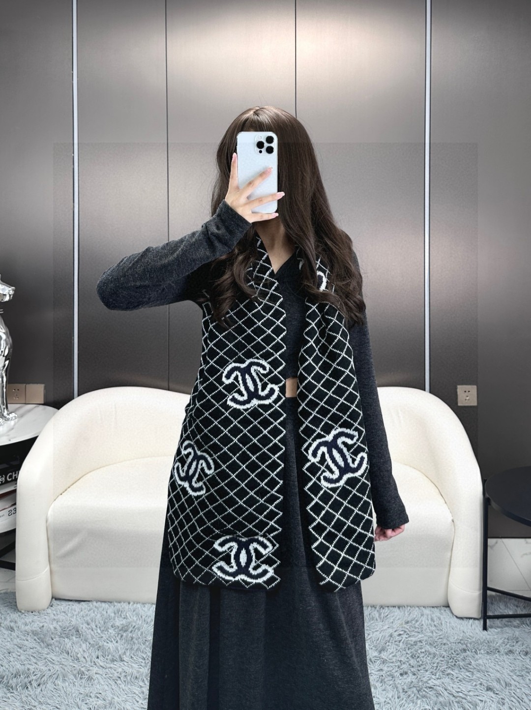 NO:339448,. High-version version color Black and long khaki gray to see the details color. As soon as you see the expert showing off this latest autumn and winter Chanel, call sa immediately to reserve~ The style you fall in love with at first sight, can use this soft and glutinous color on both sides, it is really pleasing to the eye... Little fairies, hurry up and stock up... Three-color spot. 30*185 high-version scarf, high-version scarf, chanel19860909.高版本 对版颜色 黑长卡其灰来咯看细节颜色 一看到达人在晒这条秋冬最新款Chanel 就马上打电话给sa预留～ 一眼就爱上的款式,双面都能使用 这个软糯糯的颜色,真的太养眼了…… 小仙女们 赶紧囤起来… 三色现货.30*185高版本围巾,高版本围巾,chanel,scarf