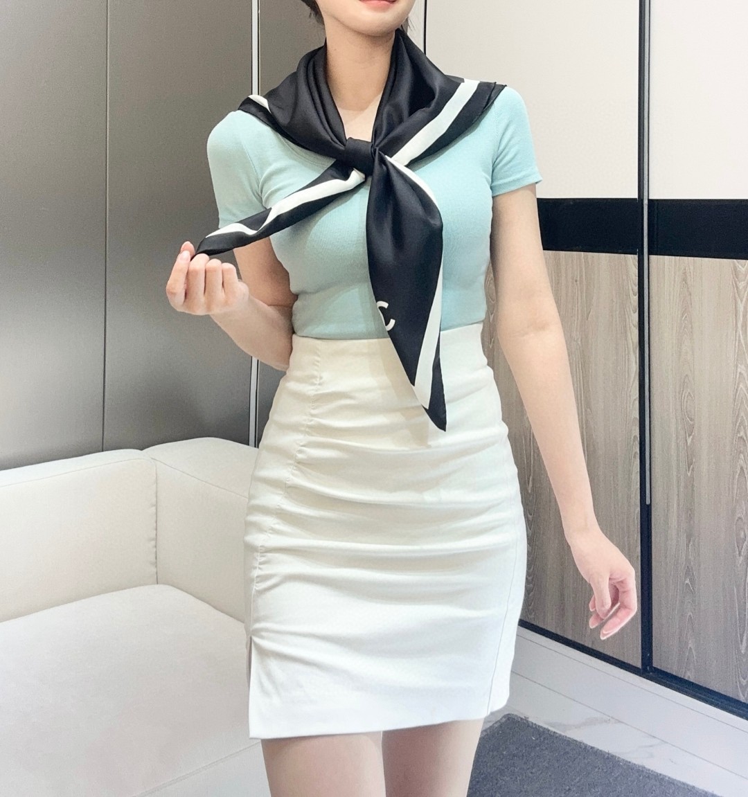 18姆米双面P200 
太！好！看！无法被低估的灵魂简约， 
Chanel 24K cc最🆕最简约的真丝方巾，
Jennie同款丝巾，热度一直爆棚， 买不到系列！ 
当下最为火爆的极简风真的太美， 
永远都看不腻的极致百搭‼️
双面同色印刷，拿到手中便知道它的价值，
必收宝藏款，手慢拍大腿！
尺寸:90x90cm,100%桑蚕丝