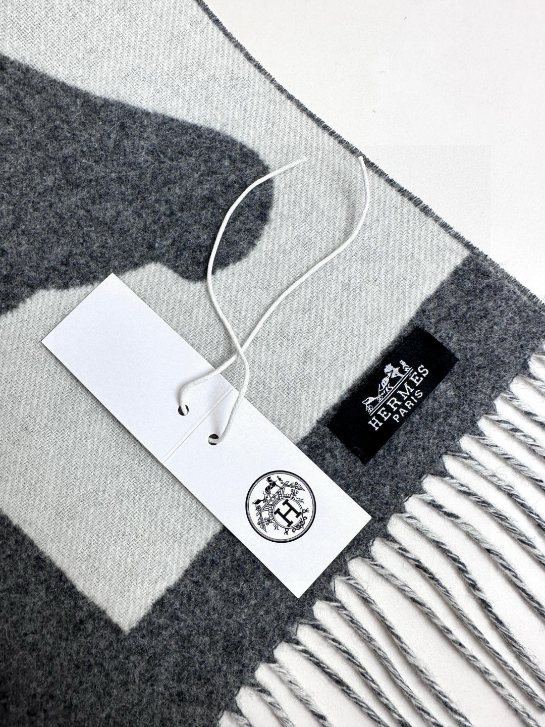  2023年爆款到款！爱㐷仕。H 小巧的山羊绒围巾（100%山羊绒）。
骏马融入“Is this a L