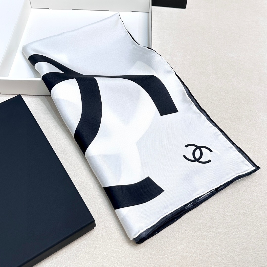 CHA香奈*Chanel最美絲巾Cha*el春夏裡最喜歡的一條絲巾。90X90真丝真絲的觸感實在是太舒服