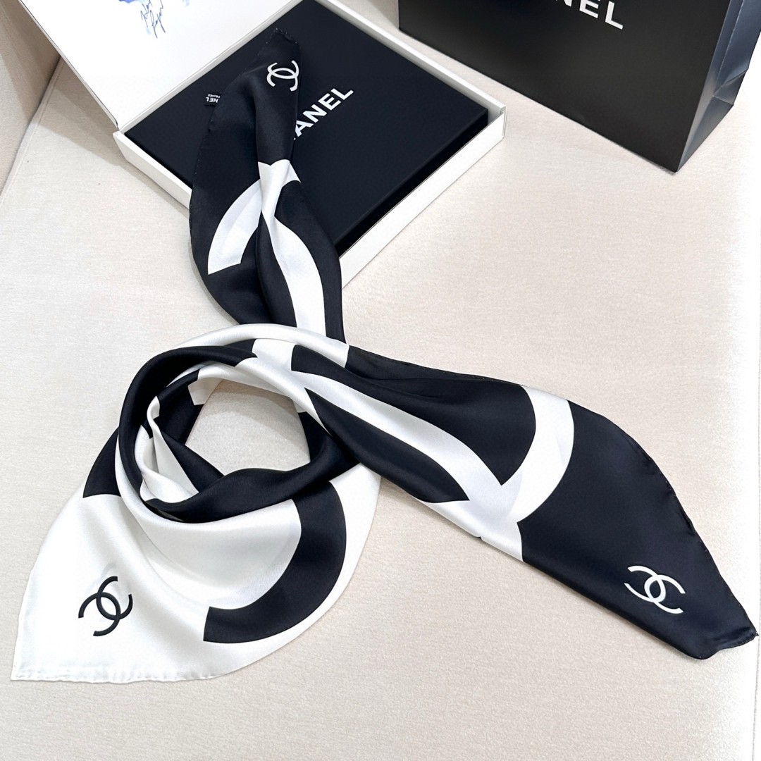 CHA香奈*Chanel最美絲巾Cha*el春夏裡最喜歡的一條絲巾。90X90真丝真絲的觸感實在是太舒服