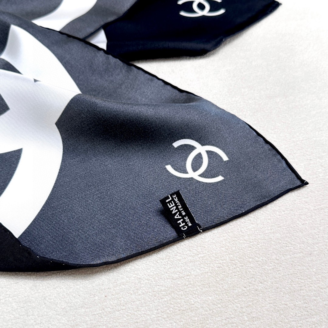 CHA香奈*Chanel最美絲巾Cha*el春夏裡最喜歡的一條絲巾。90X90真丝真絲的觸感實在是太舒服