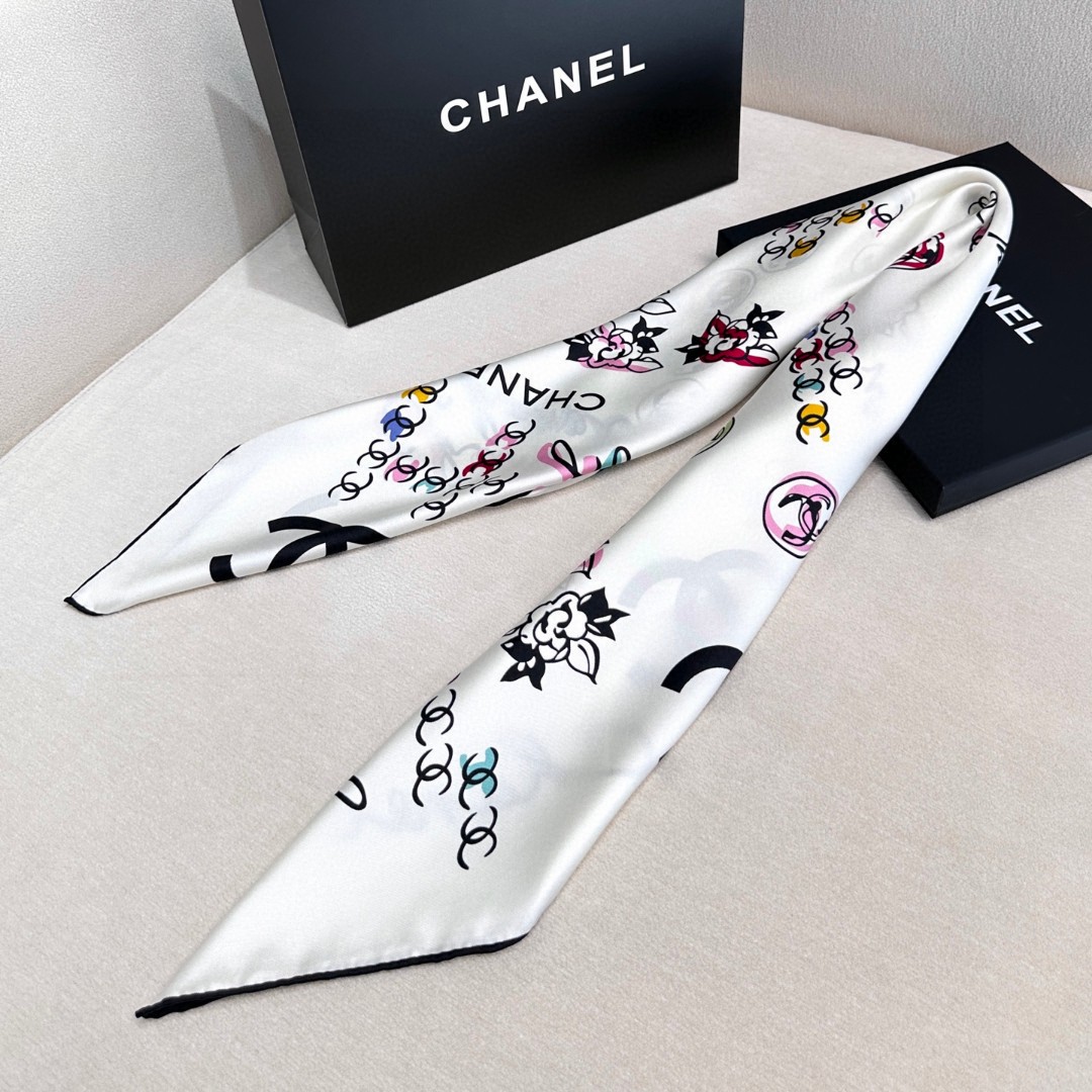 
𝑪𝒉𝒂𝒏𝒆𝒍 •《双C涂鸦配饰》白色
Size：90x90cm 100%真丝斜纹,18mm原单克重！精