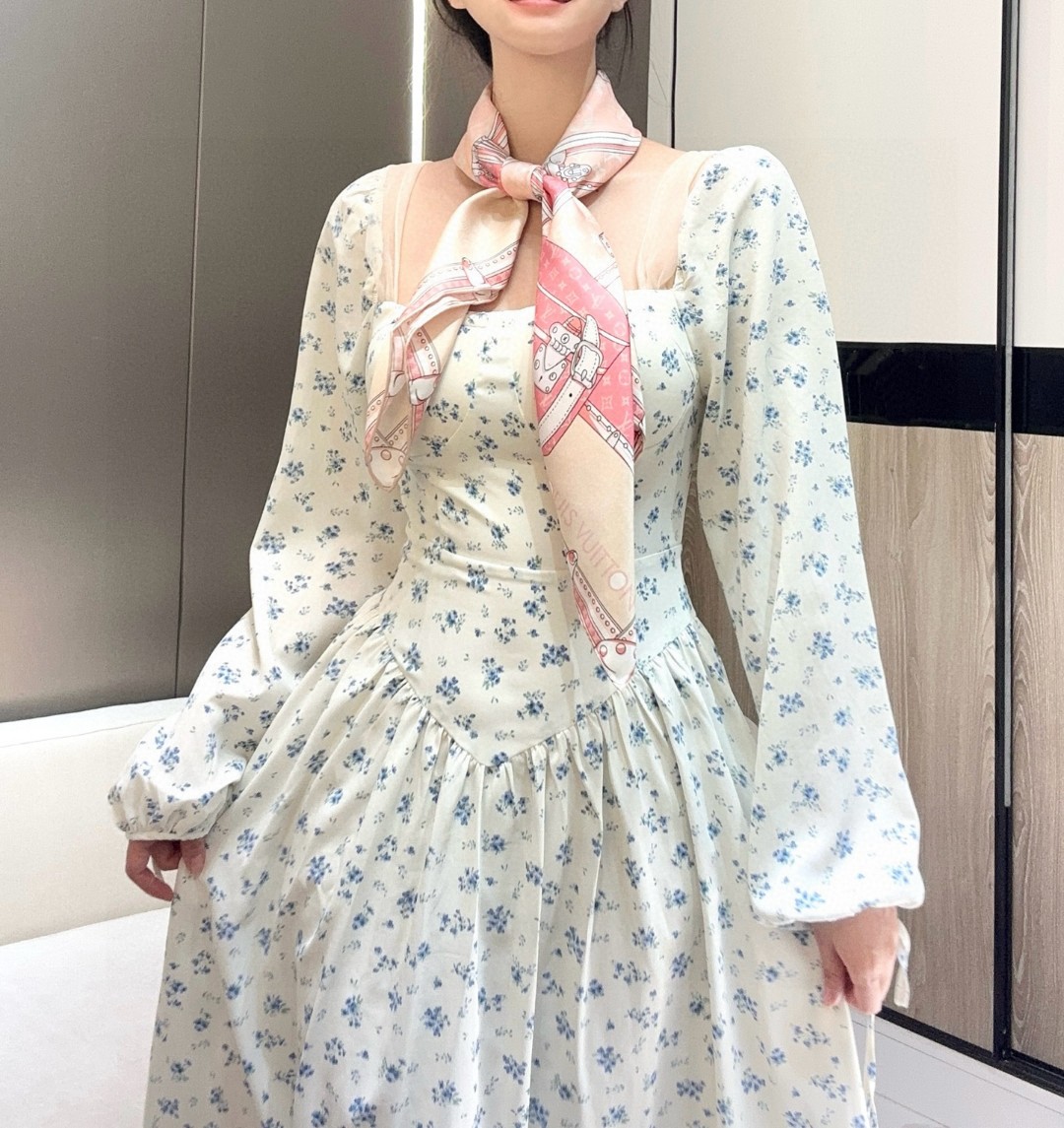 NO:340302,[L luggage family jacquard 90] Let's Go Monogram tells the travel spirit and box making heritage in Louis Vuitton's bloodline with eye-catching posture. Brand hard box patterns with different shapes are integrated into the center. Monogram elements are ideal for brand fans who love global travel. Jacquard and printing technology is highly recommended to be slow and priced. This size is not big or small, especially easy to match. The quality is super easy to understand. High-end quality that you will get after getting it. High-end details are what you see and what you get is the heavy and huge VIP customers must recommend top-level dark pattern jacquard mulberry silk, size 90*90cm, high-end scarf, louis vuitton19860909【L箱包家族提花90】Let's Go Monogram 以瞩目姿采讲述路易威登血脉中的旅行精神和制箱传承.形态各异的品牌硬箱图案融合 Monogram 元素齐聚中央,是热爱环球旅行的品牌拥趸的理想之选,提花加印花工艺,强烈推荐手慢无价格真心好,这个size不大不小特别好搭配,品质超级好拿到手就会懂的高端品质,高端细节所见即所得重磅巨献VIP客户必入推荐顶级暗纹提花桑蚕丝,尺寸90*90cm,高版本围巾,louis vuitton,scarf