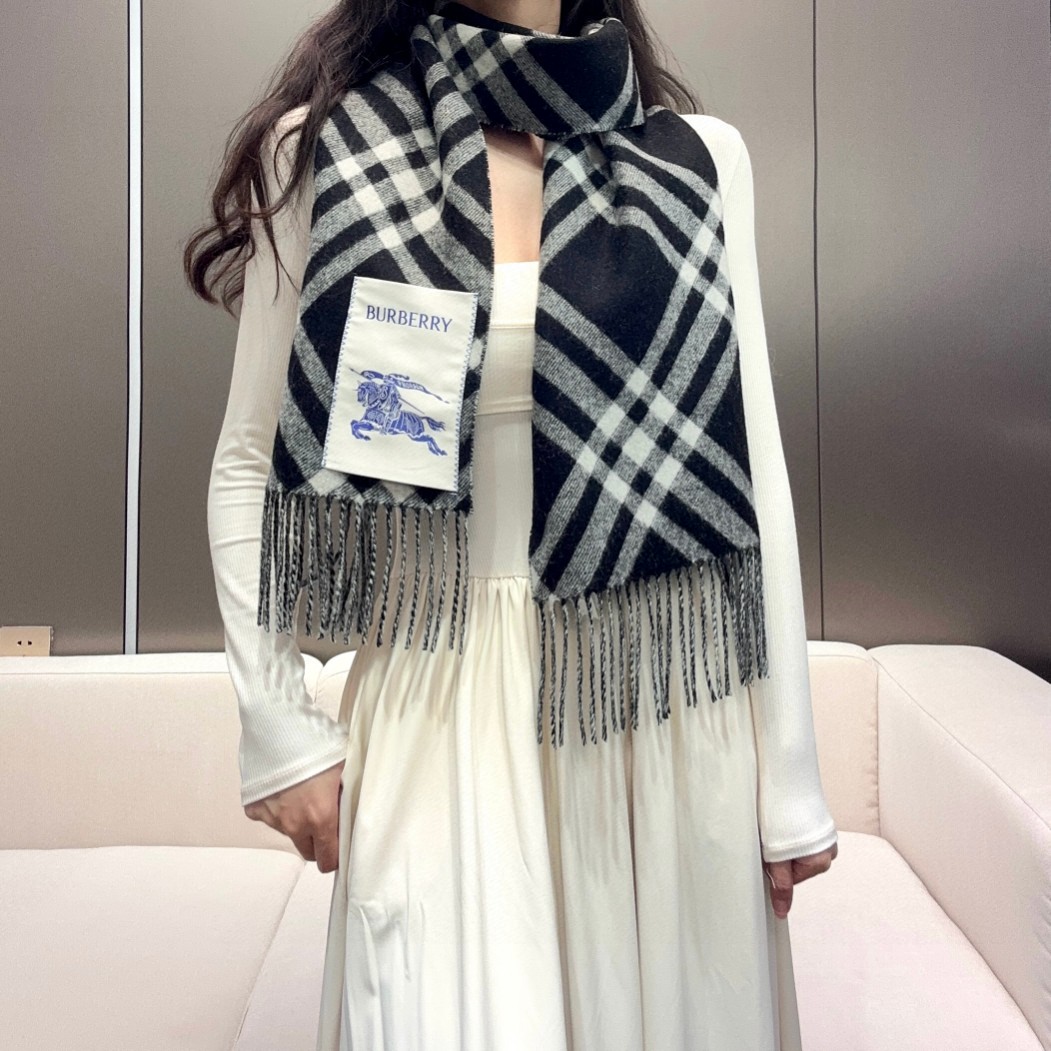   2024年爆款到！ 🆕Burberry · 巴宝莉格子围巾❗️好看的要疯掉了，太有型太有魅力了❗️❗