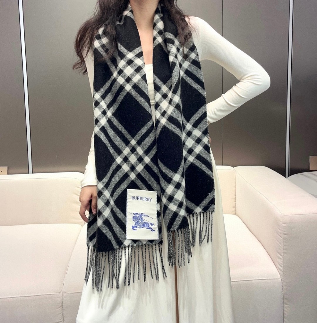   2024年爆款到！ 🆕Burberry · 巴宝莉格子围巾❗️好看的要疯掉了，太有型太有魅力了❗️❗