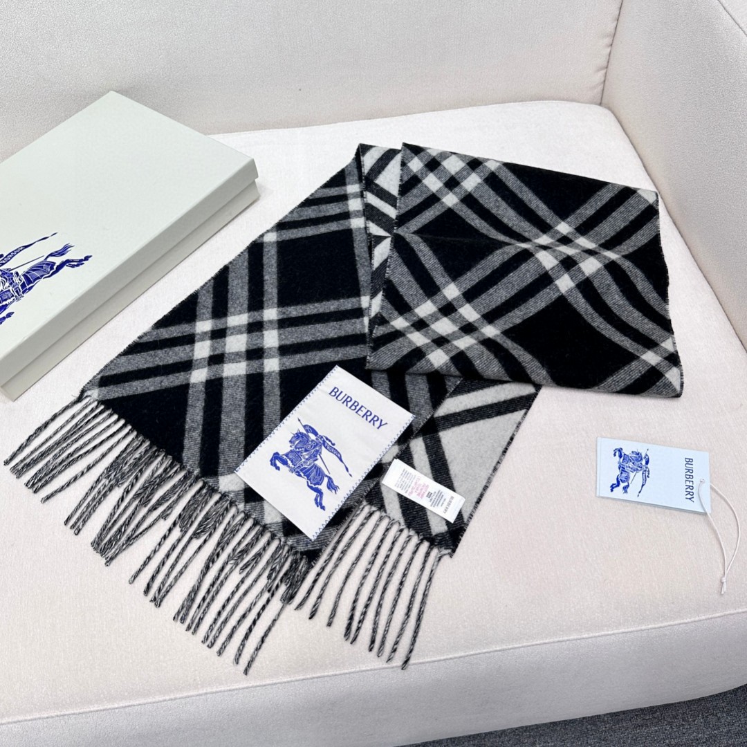   2024年爆款到！ 🆕Burberry · 巴宝莉格子围巾❗️好看的要疯掉了，太有型太有魅力了❗️❗