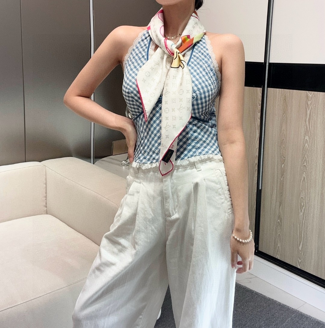 NO:338132,3Mimi double-sided LV x TM SUPERFLAT 90 square scarf [18mm top silk double-sided same-color scarf LV x TM Monogram Superflat Mulberry silk scarf is from the collaboration series of Louis Vuitton and Japanese artist Takashi Murakami, making the large LV Hands logo, smiling flowers and brand elements intertwined, highlighting the artist's iconic 