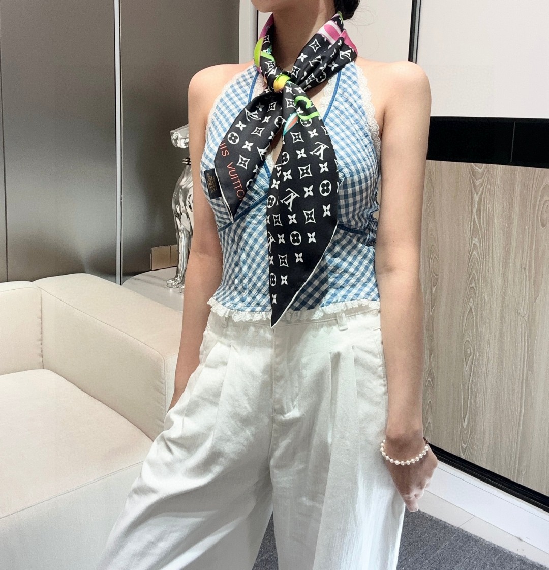 NO:339467,LV x TM SUPERFLAT 90 square scarf [18mm top silk double-sided color scarf LV x TM Monogram Superflat Mulberry Silk scarf is from the collaboration series of Louis Vuitton and Japanese artist Takashi Murakami, making the large LV Hands logo, smiling flowers and brand elements intertwined, highlighting the artist's iconic 