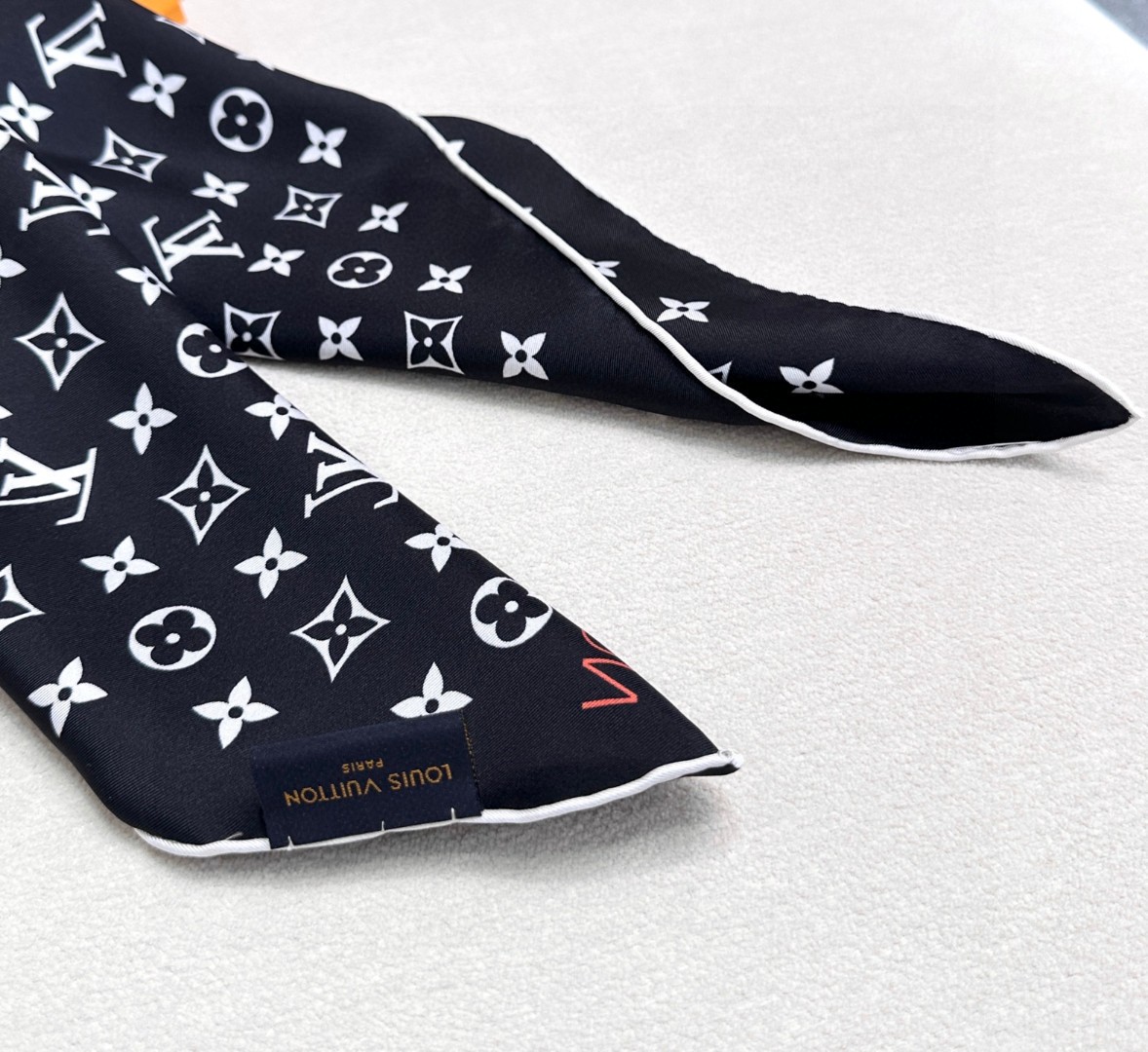   LV x TM SUPERFLAT 90 方巾
【18mm顶级真丝双面同色丝巾
LV x TM Mo