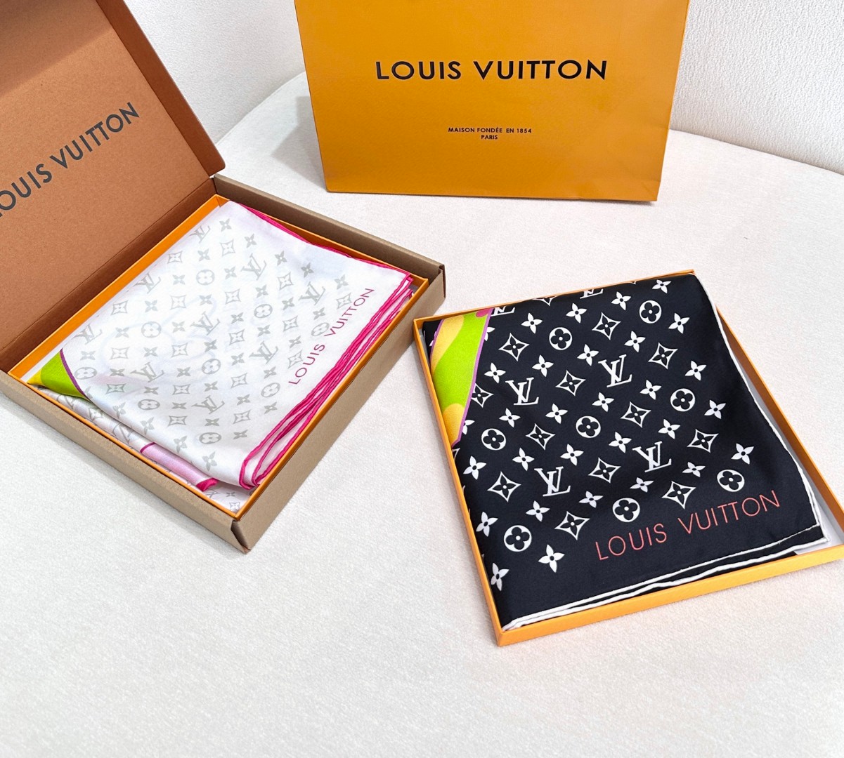   LV x TM SUPERFLAT 90 方巾
【18mm顶级真丝双面同色丝巾
LV x TM Mo