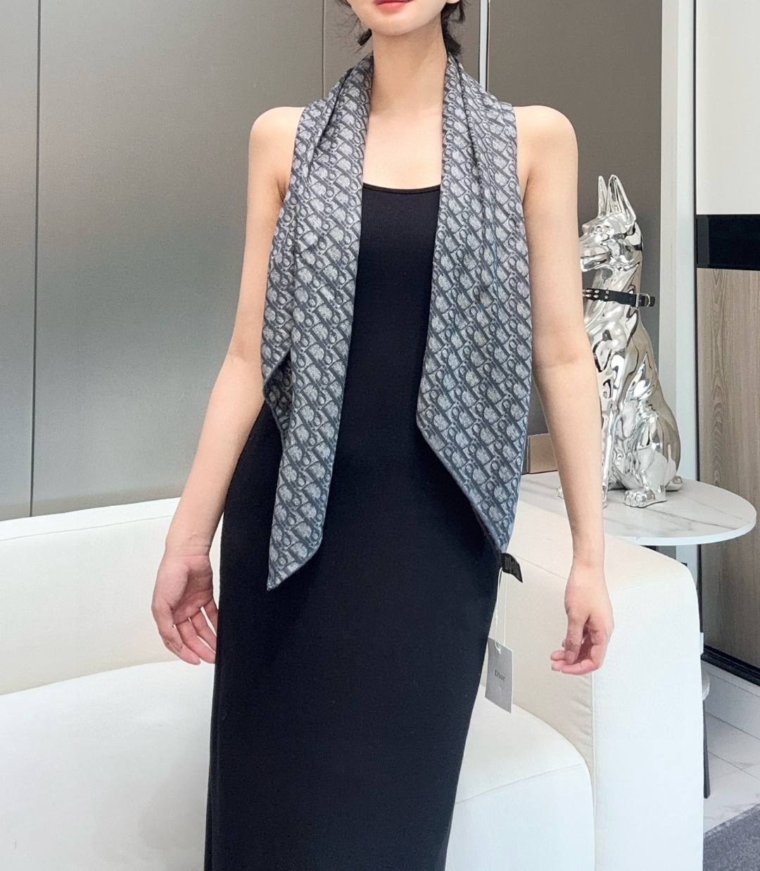 NO:341150,Dior 2025 hot products are shipped. D's letters are full of high-end grey and blue color, and the elegant and elegant style is always out of date. No matter what clothes you match, you will be full of temperament!  110 size is just right, not too big or small, can be used as a shawl, can be used as a scarf, using 30 silk 70 cashmere. Classic size 110×110cm high-version scarf, high-version scarf, dior, dior, real silk, shawls19860909迪奥2025爆款出货.D家字母配灰蓝色系高级感拉满,优雅大方的风格,永远不过时,无论搭配什么衣服都会气质爆棚！110尺寸刚好,不大不小,可当披肩,可当 围巾,采用30真丝70羊绒.经典尺寸110×110cm高版本围巾,高版本围巾,dior,dior,real silk,shawls,scarf