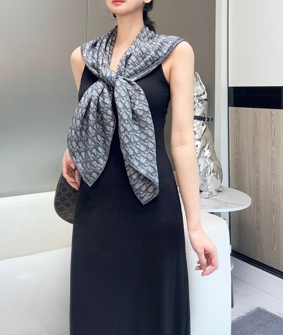  迪奥2025爆款出货.D家字母配灰蓝色系高级感拉满，优雅大方的风格，永远不过时，无论搭配什么衣服都会气