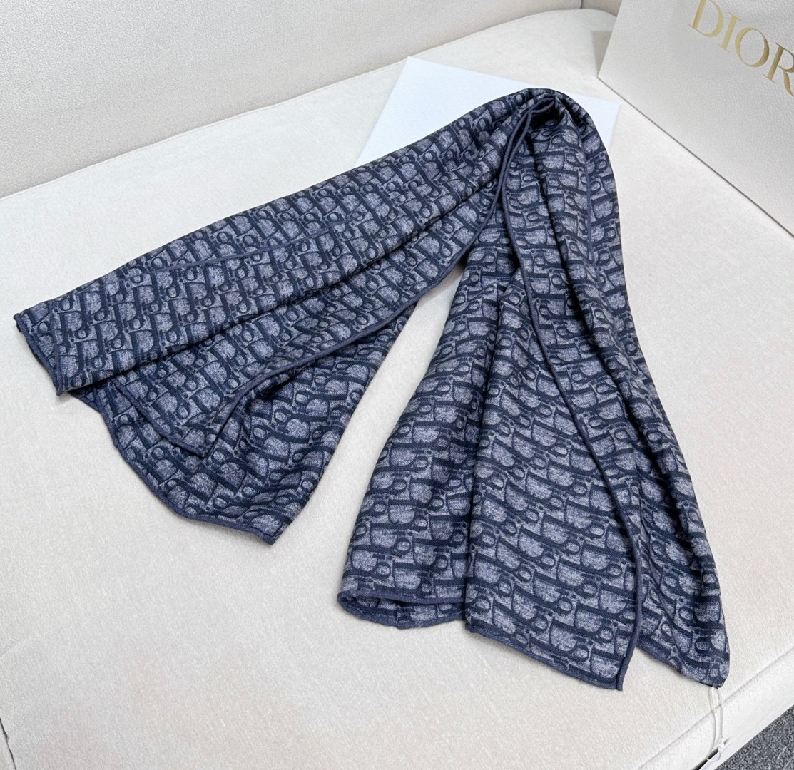  迪奥2025爆款出货.D家字母配灰蓝色系高级感拉满，优雅大方的风格，永远不过时，无论搭配什么衣服都会气