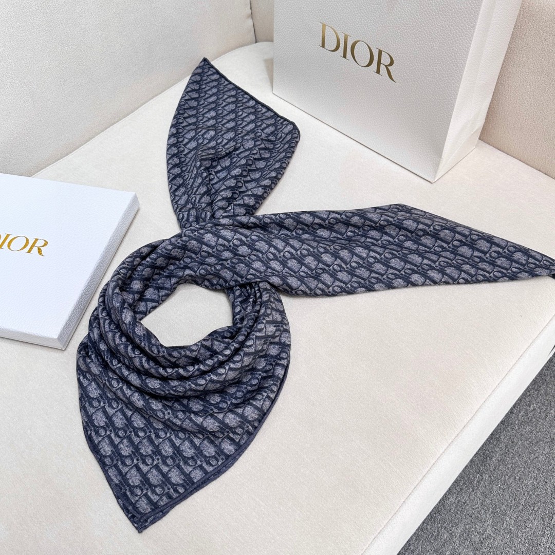  迪奥2025爆款出货.D家字母配灰蓝色系高级感拉满，优雅大方的风格，永远不过时，无论搭配什么衣服都会气