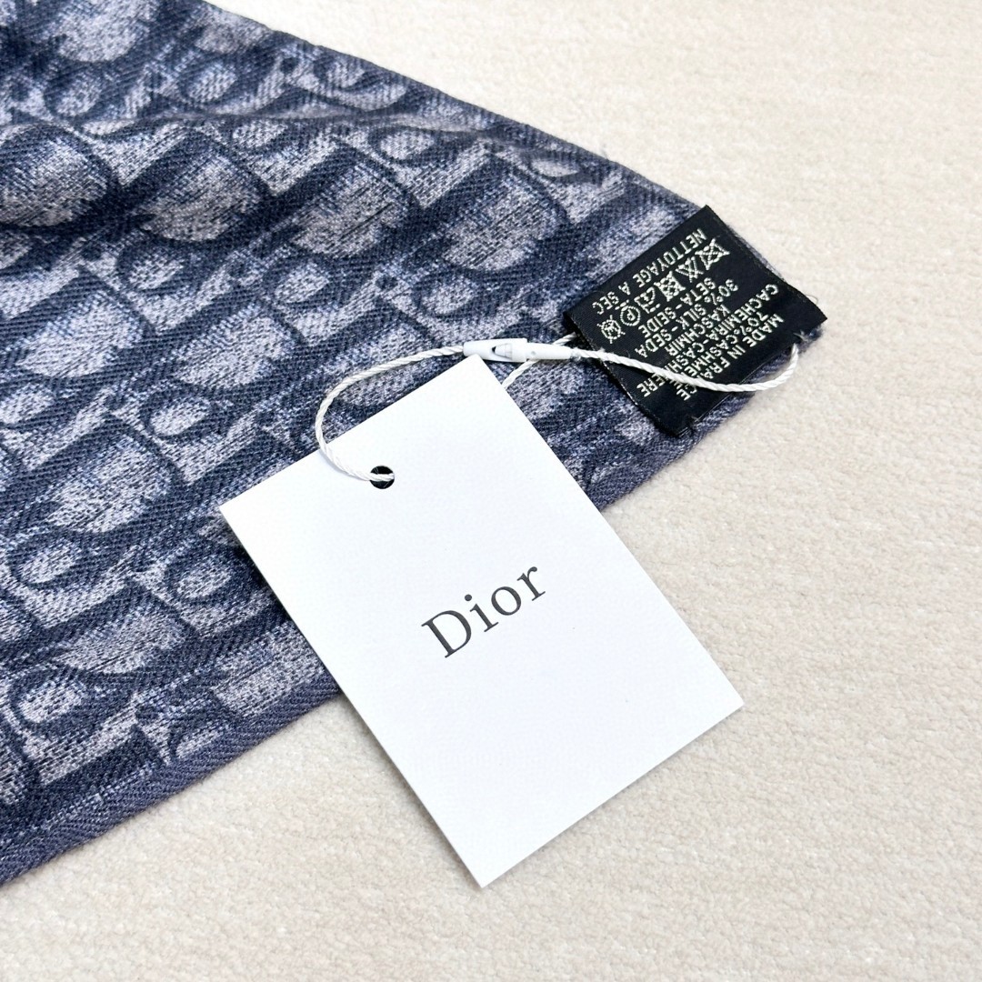  迪奥2025爆款出货.D家字母配灰蓝色系高级感拉满，优雅大方的风格，永远不过时，无论搭配什么衣服都会气
