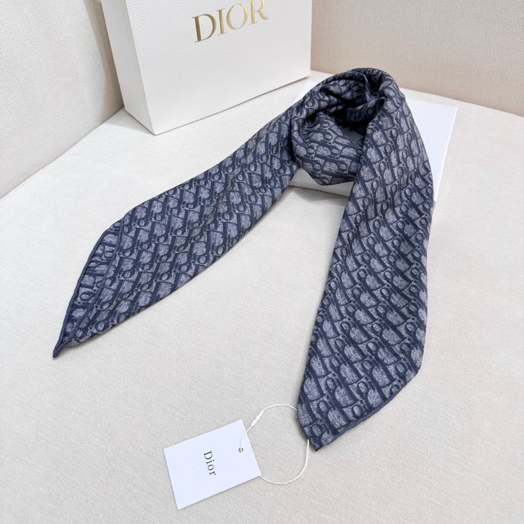  迪奥2025爆款出货.D家字母配灰蓝色系高级感拉满，优雅大方的风格，永远不过时，无论搭配什么衣服都会气