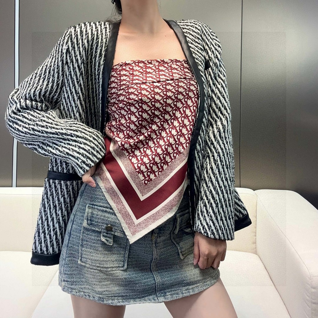  😘👍D家专柜经典主打款【D老花双面90】真丝方巾💟 这款Diortwin方巾采用双色双面设计，向标志性