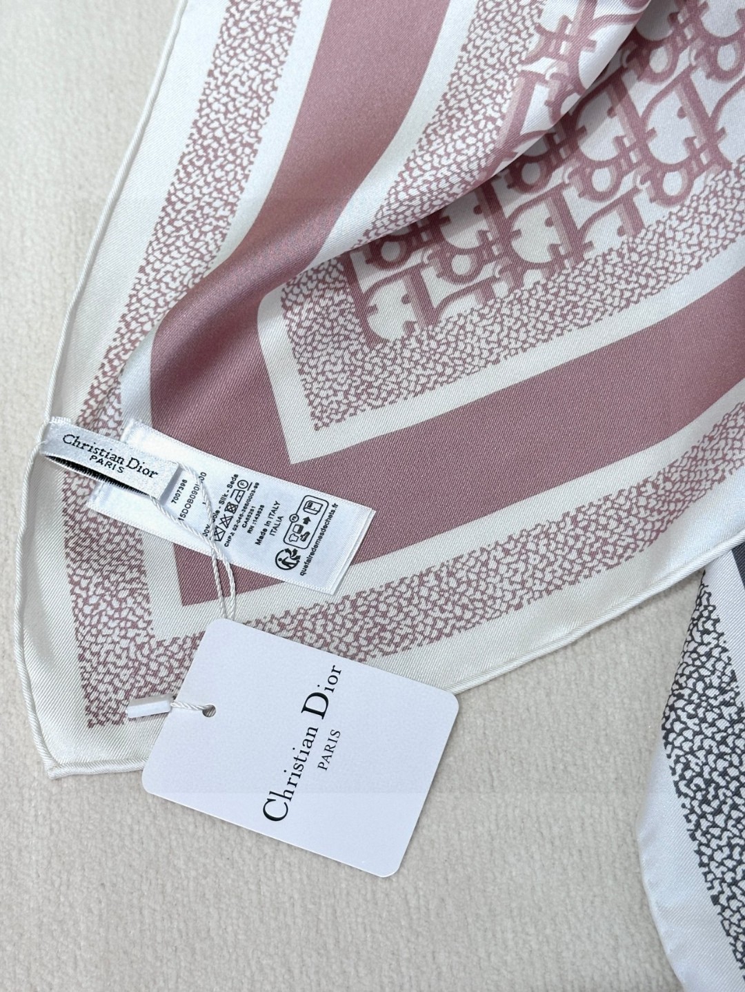  😘👍D家专柜经典主打款【D老花双面90】真丝方巾💟 这款Diortwin方巾采用双色双面设计，向标志性