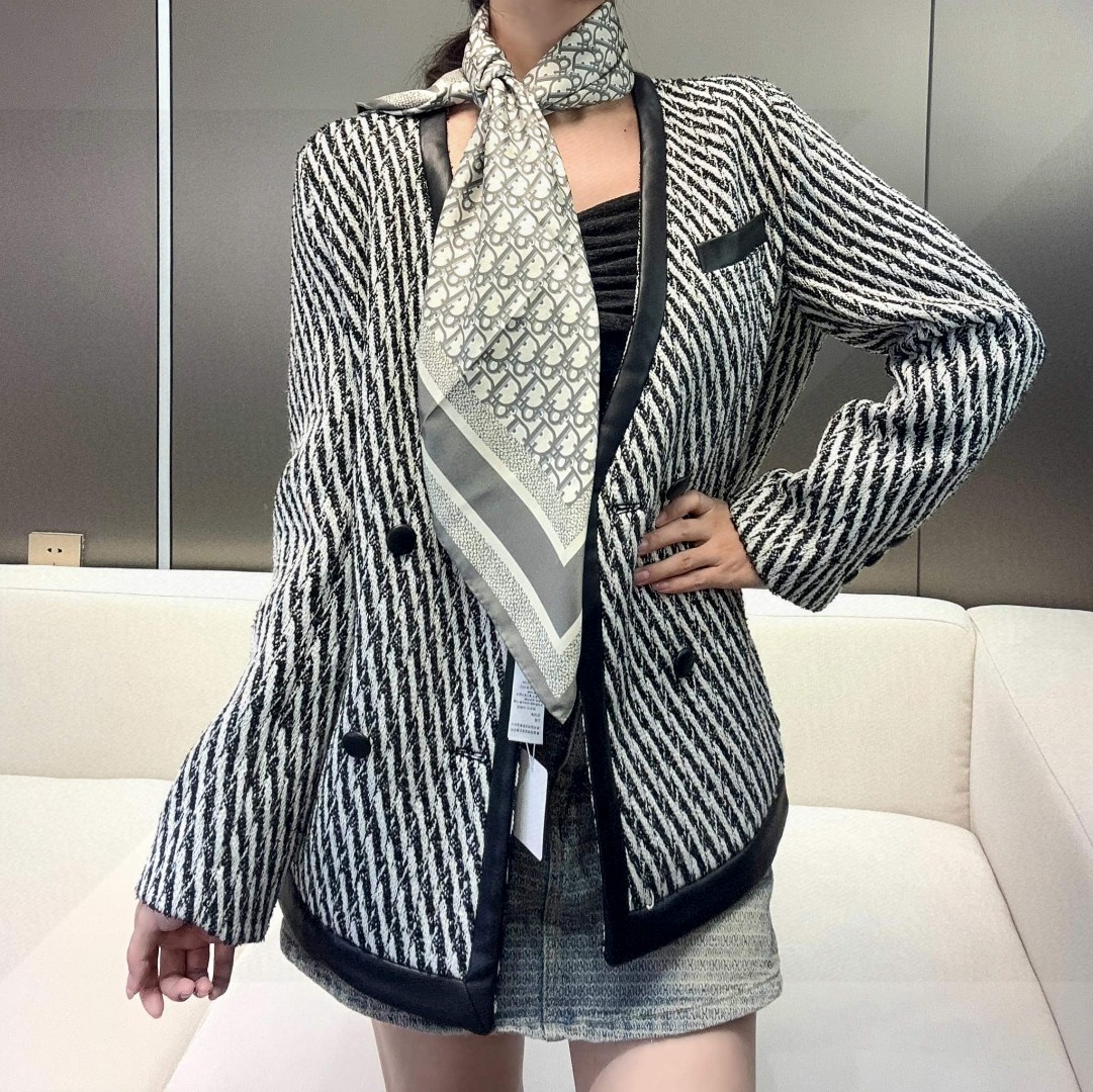 NO:338121,D's classic main style [D presbyopia double-sided 90] silk square scarf This Diortwin square scarf uses a two-color double-sided design, paying tribute to the iconic Obique print. It is carefully made of mulberry silk twill fabric, paired with handmade noodle trim, one side is gray and the other side is navy blue, and is decorated with the same color 