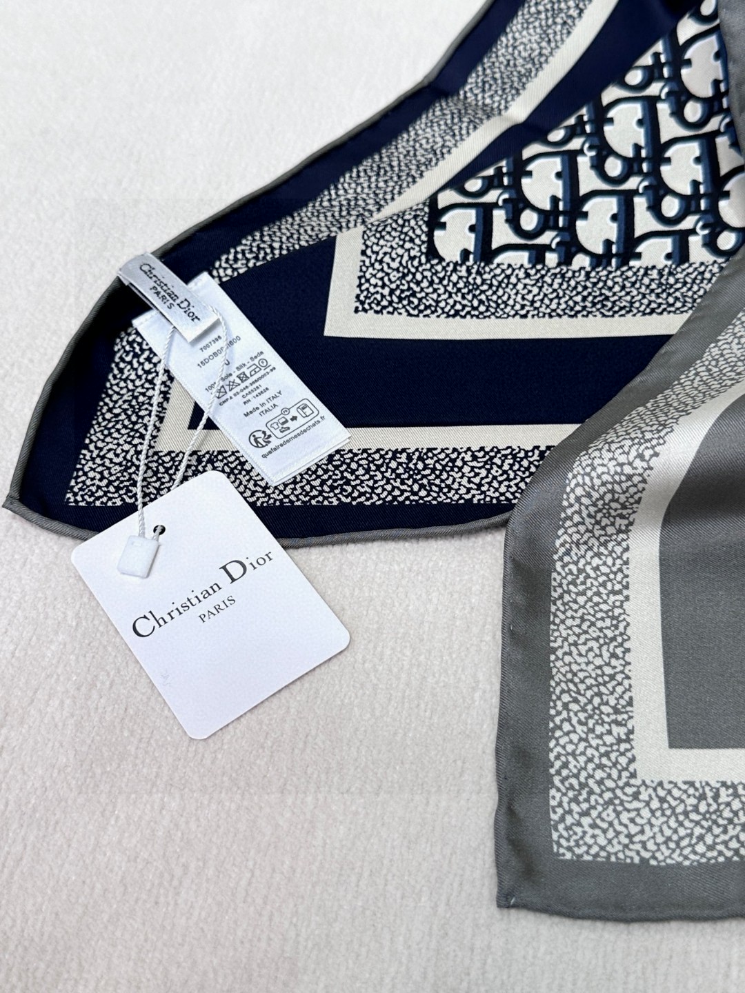  😘👍D家专柜经典主打款【D老花双面90】真丝方巾💟 这款Diortwin方巾采用双色双面设计，向标志性