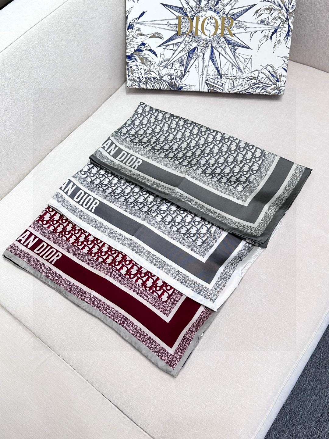  😘👍D家专柜经典主打款【D老花双面90】真丝方巾💟 这款Diortwin方巾采用双色双面设计，向标志性