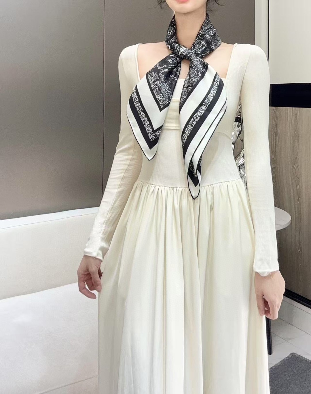 DIOR 印花方巾90 厘米白色和黑色桑蚕丝斜纹面料 Plan de Paris 图案印花这款方巾饰以经