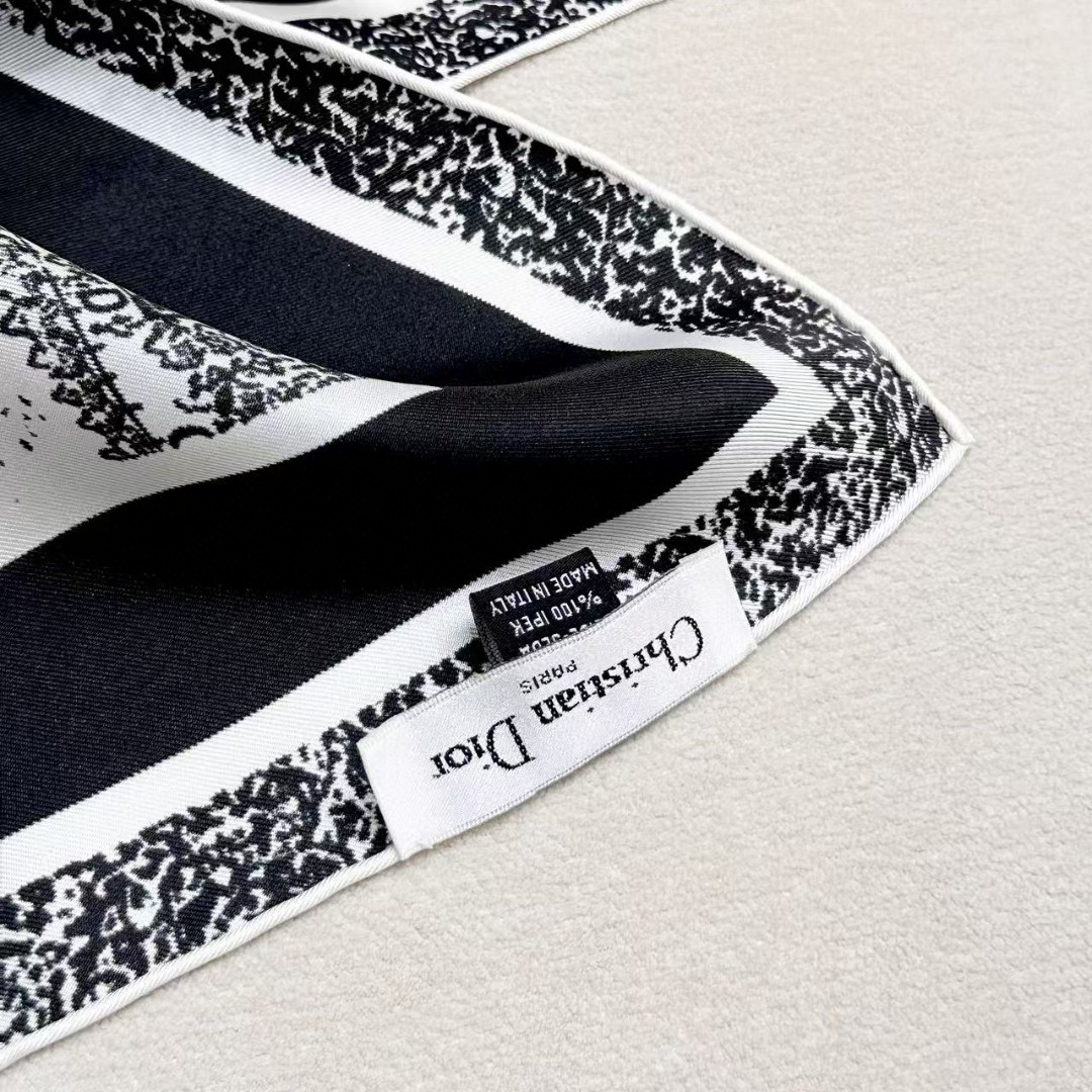 DIOR 印花方巾90 厘米白色和黑色桑蚕丝斜纹面料 Plan de Paris 图案印花这款方巾饰以经