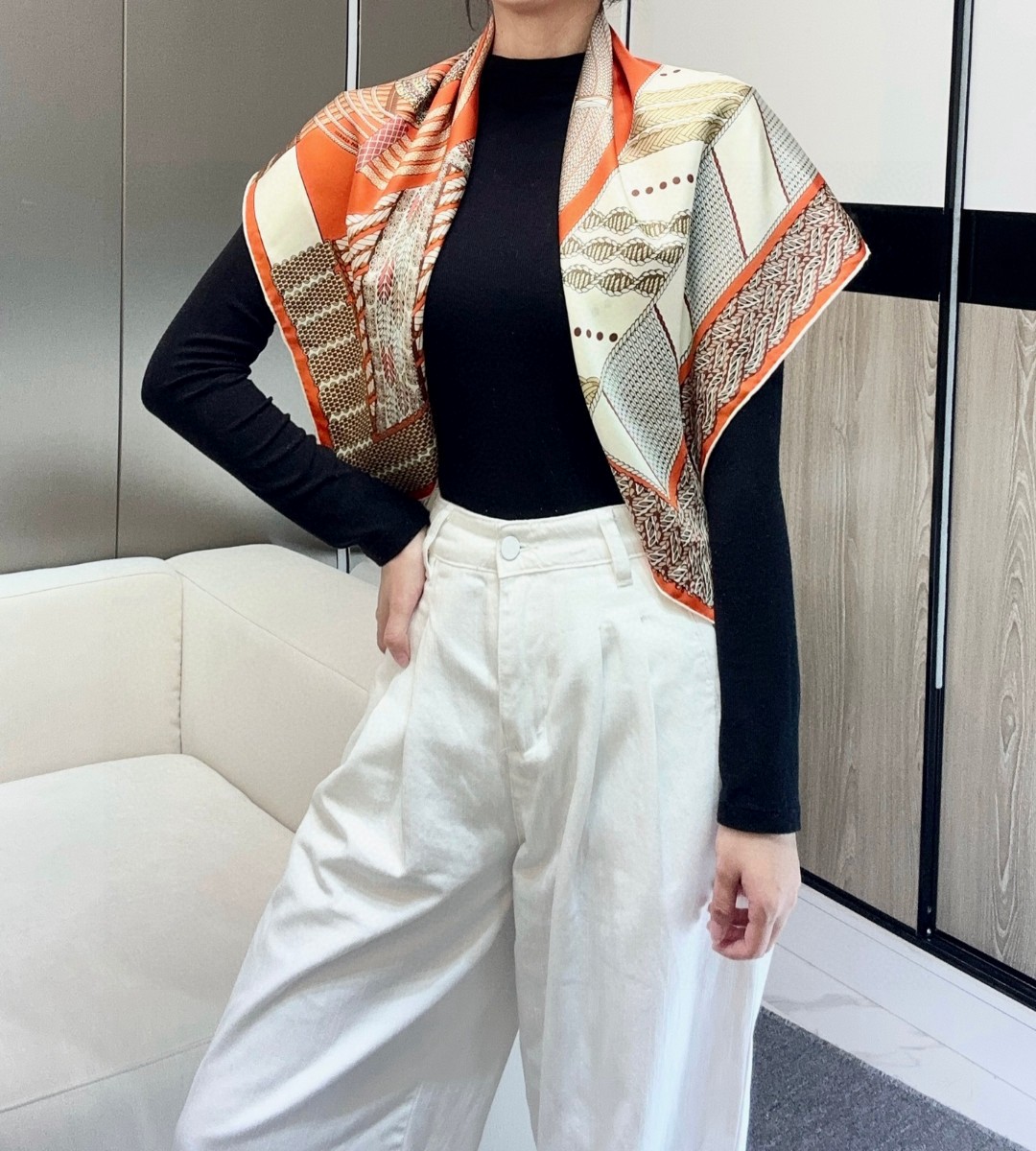  “编织演绎的盛装舞步”90丝巾_Hermes
手工卷边 100%桑蚕丝
这款披肩采用经典真丝面料，柔软