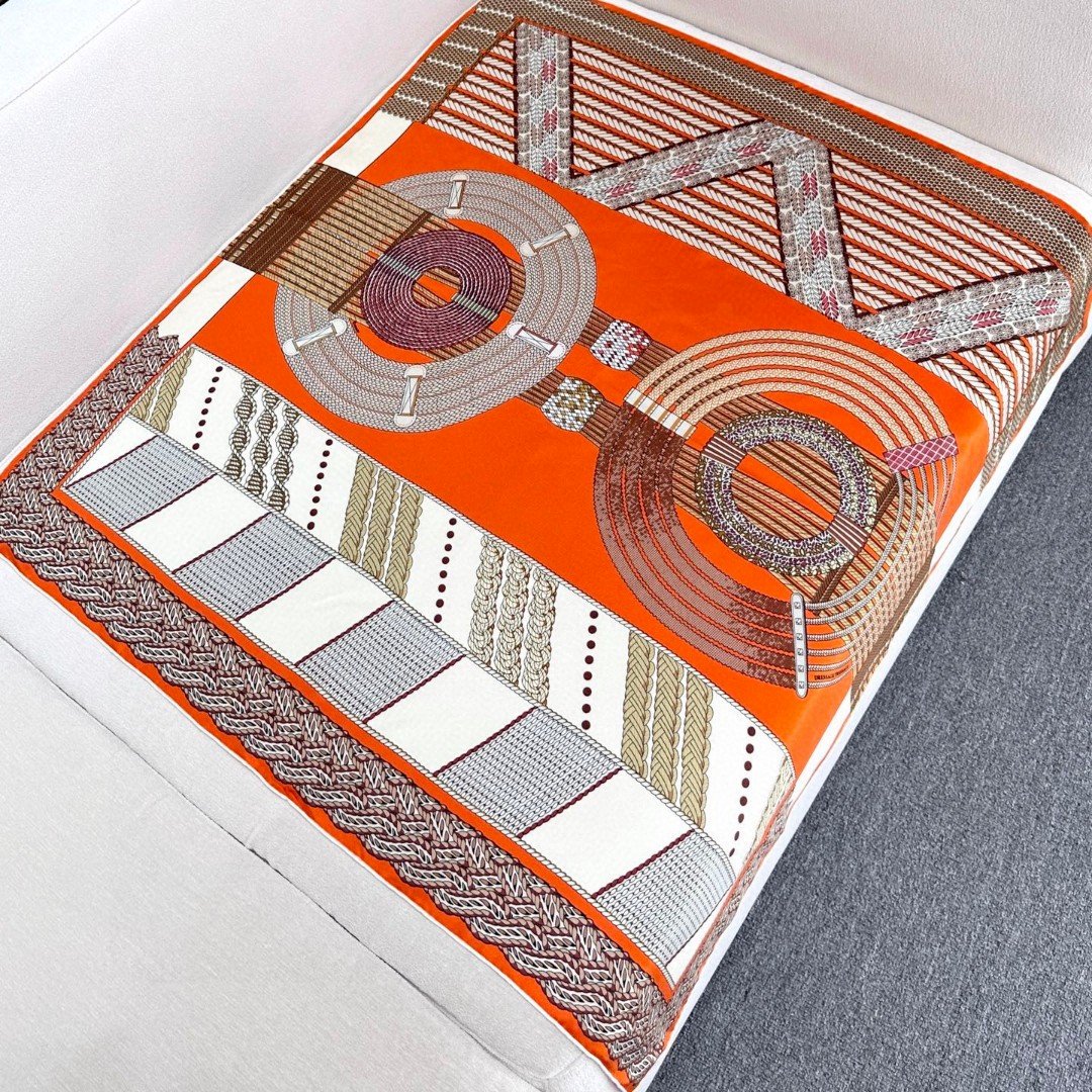  “编织演绎的盛装舞步”90丝巾_Hermes
手工卷边 100%桑蚕丝
这款披肩采用经典真丝面料，柔软