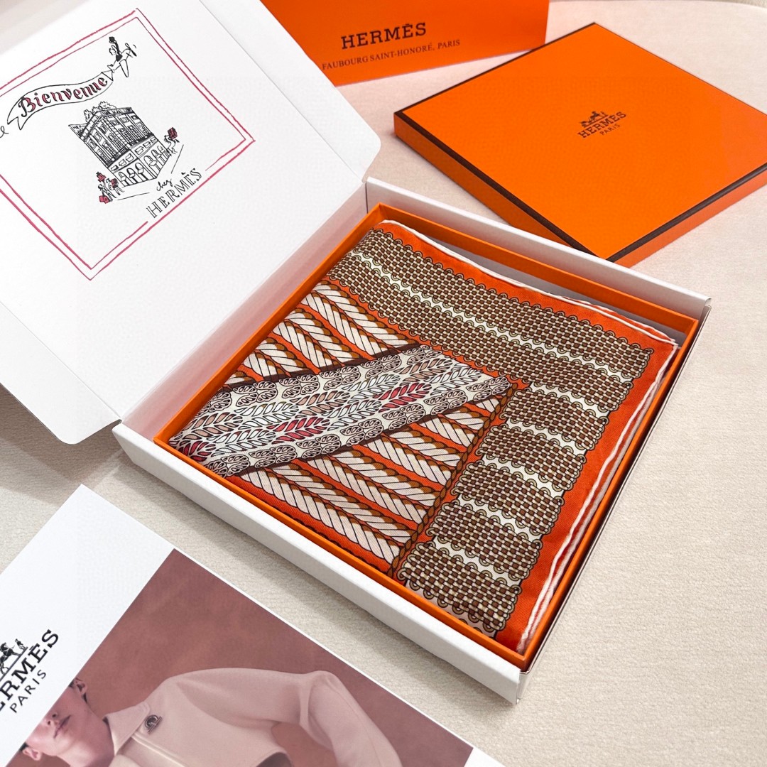  “编织演绎的盛装舞步”90丝巾_Hermes
手工卷边 100%桑蚕丝
这款披肩采用经典真丝面料，柔软