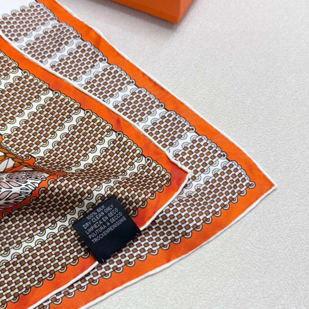  “编织演绎的盛装舞步”90丝巾_Hermes
手工卷边 100%桑蚕丝
这款披肩采用经典真丝面料，柔软