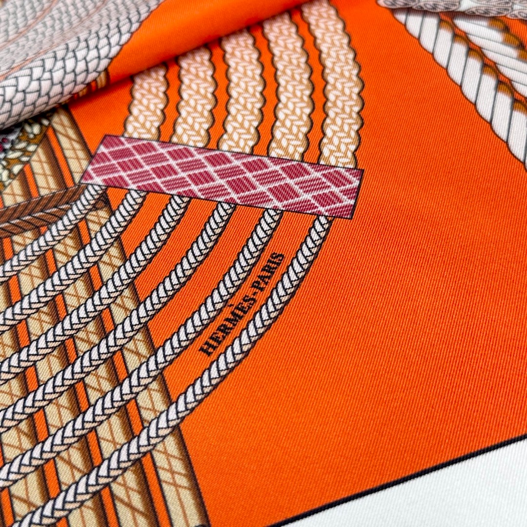  “编织演绎的盛装舞步”90丝巾_Hermes
手工卷边 100%桑蚕丝
这款披肩采用经典真丝面料，柔软