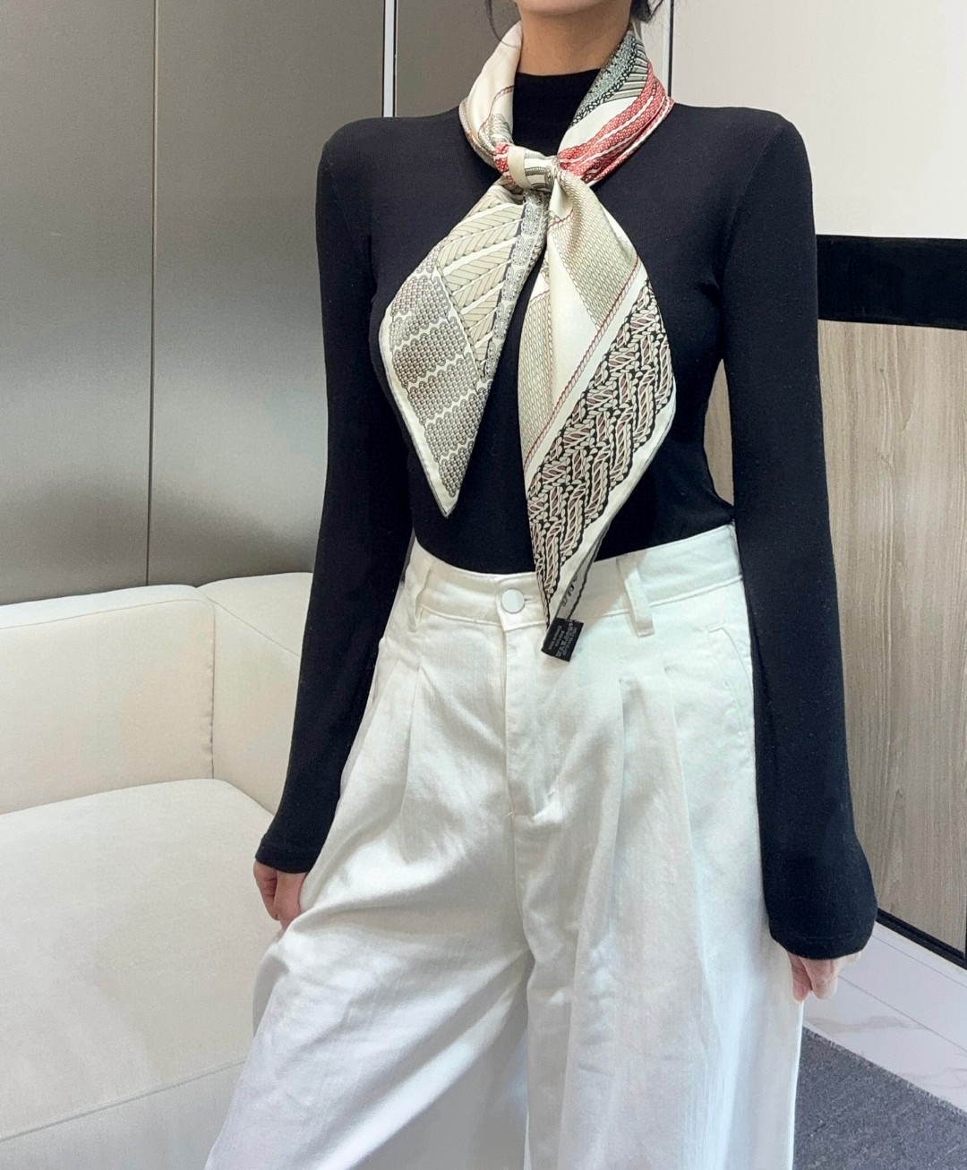  “编织演绎的盛装舞步”90丝巾_Hermes
手工卷边 100%桑蚕丝
这款披肩采用经典真丝面料，柔软