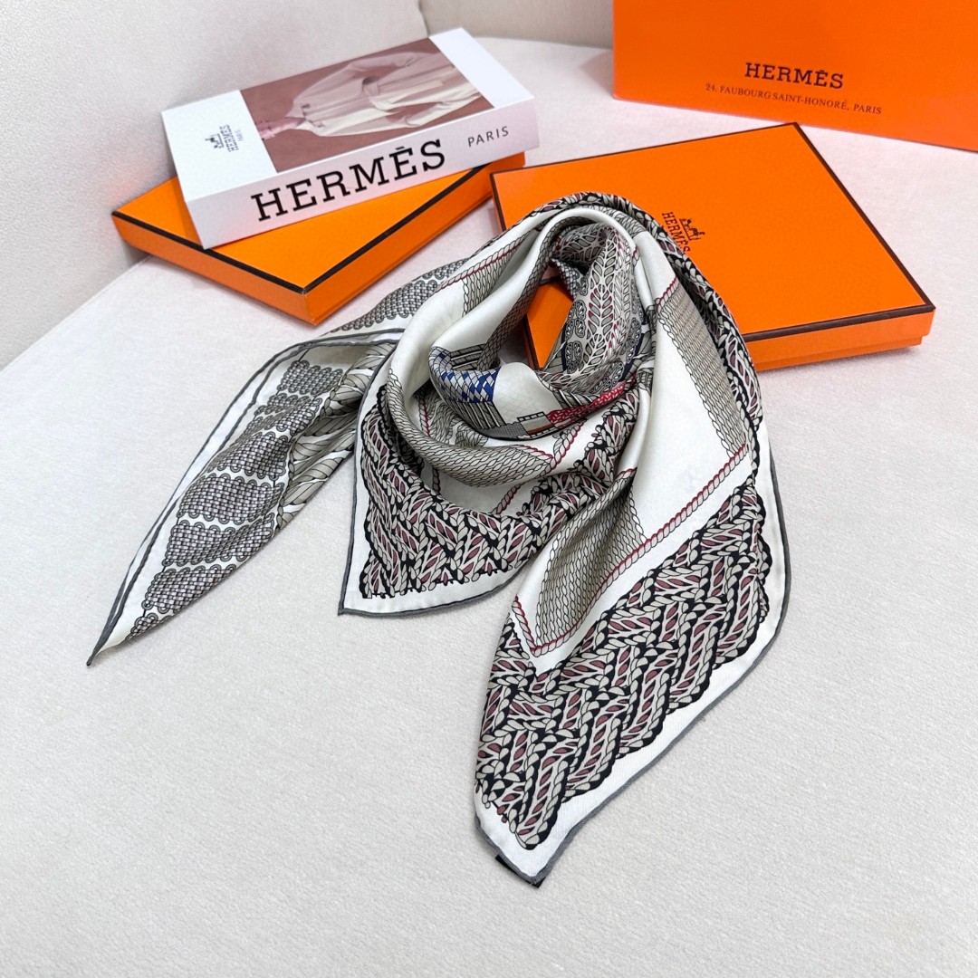  “编织演绎的盛装舞步”90丝巾_Hermes
手工卷边 100%桑蚕丝
这款披肩采用经典真丝面料，柔软