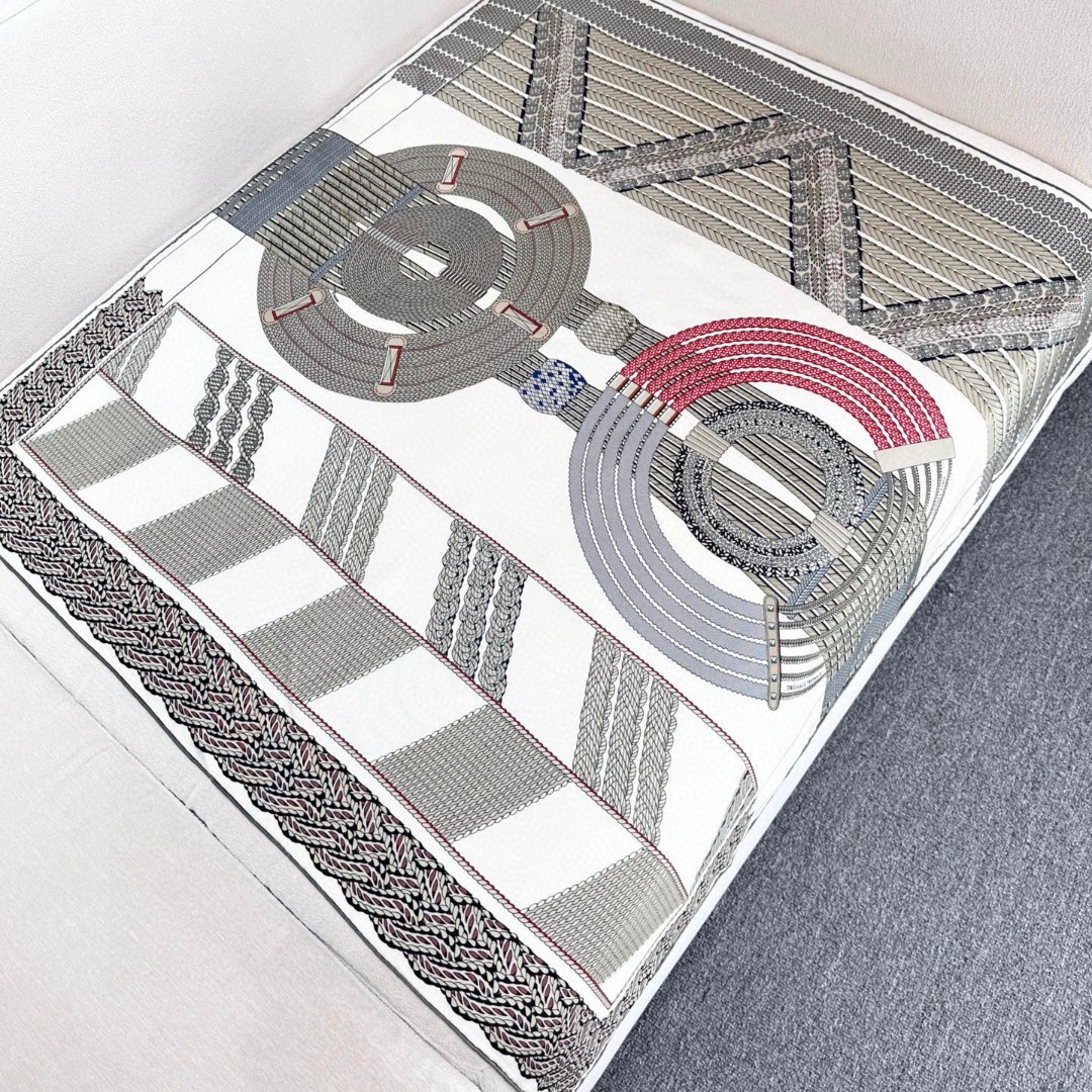  “编织演绎的盛装舞步”90丝巾_Hermes
手工卷边 100%桑蚕丝
这款披肩采用经典真丝面料，柔软