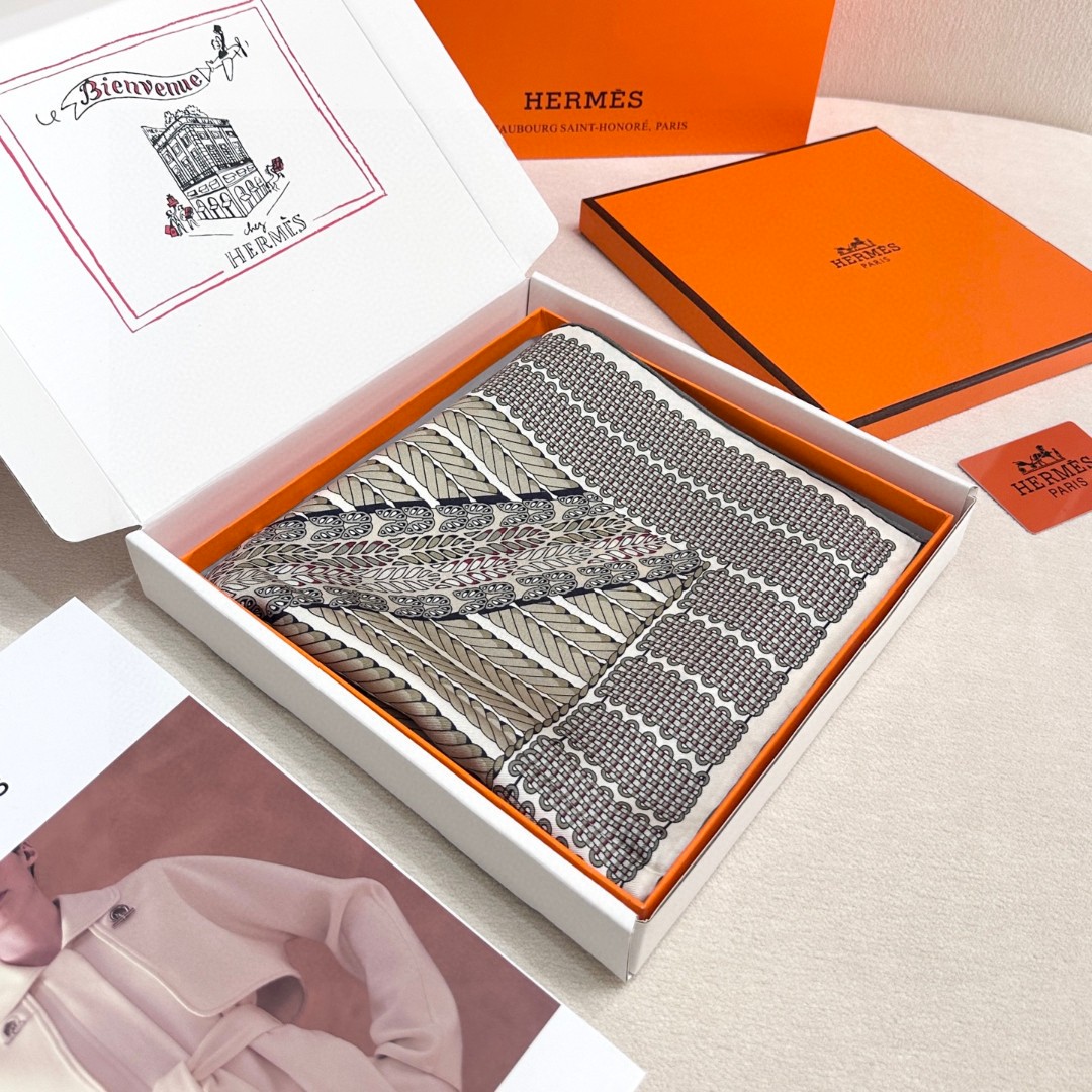  “编织演绎的盛装舞步”90丝巾_Hermes
手工卷边 100%桑蚕丝
这款披肩采用经典真丝面料，柔软