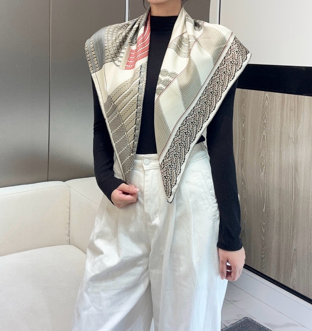  “编织演绎的盛装舞步”90丝巾_Hermes
手工卷边 100%桑蚕丝
这款披肩采用经典真丝面料，柔软