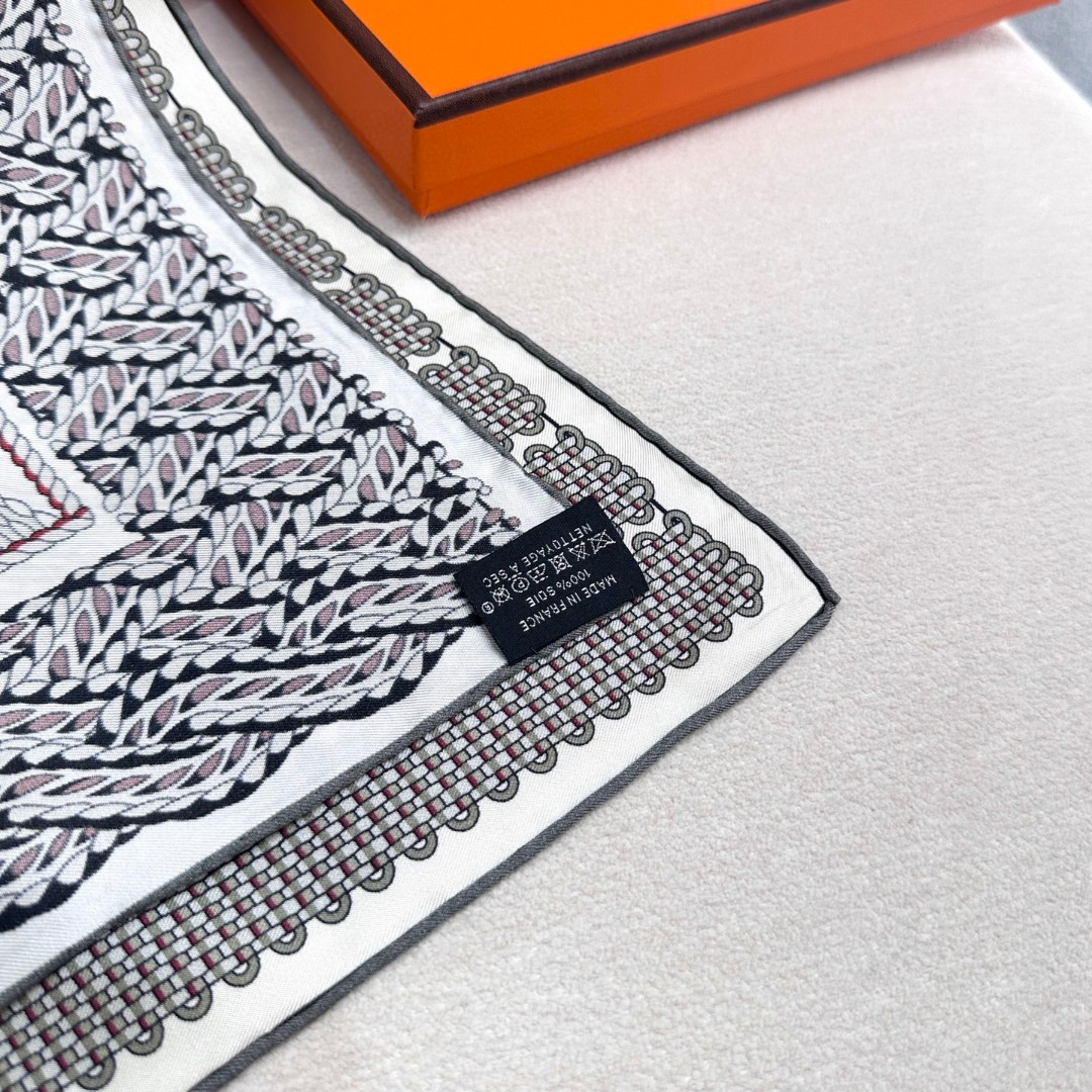  “编织演绎的盛装舞步”90丝巾_Hermes
手工卷边 100%桑蚕丝
这款披肩采用经典真丝面料，柔软