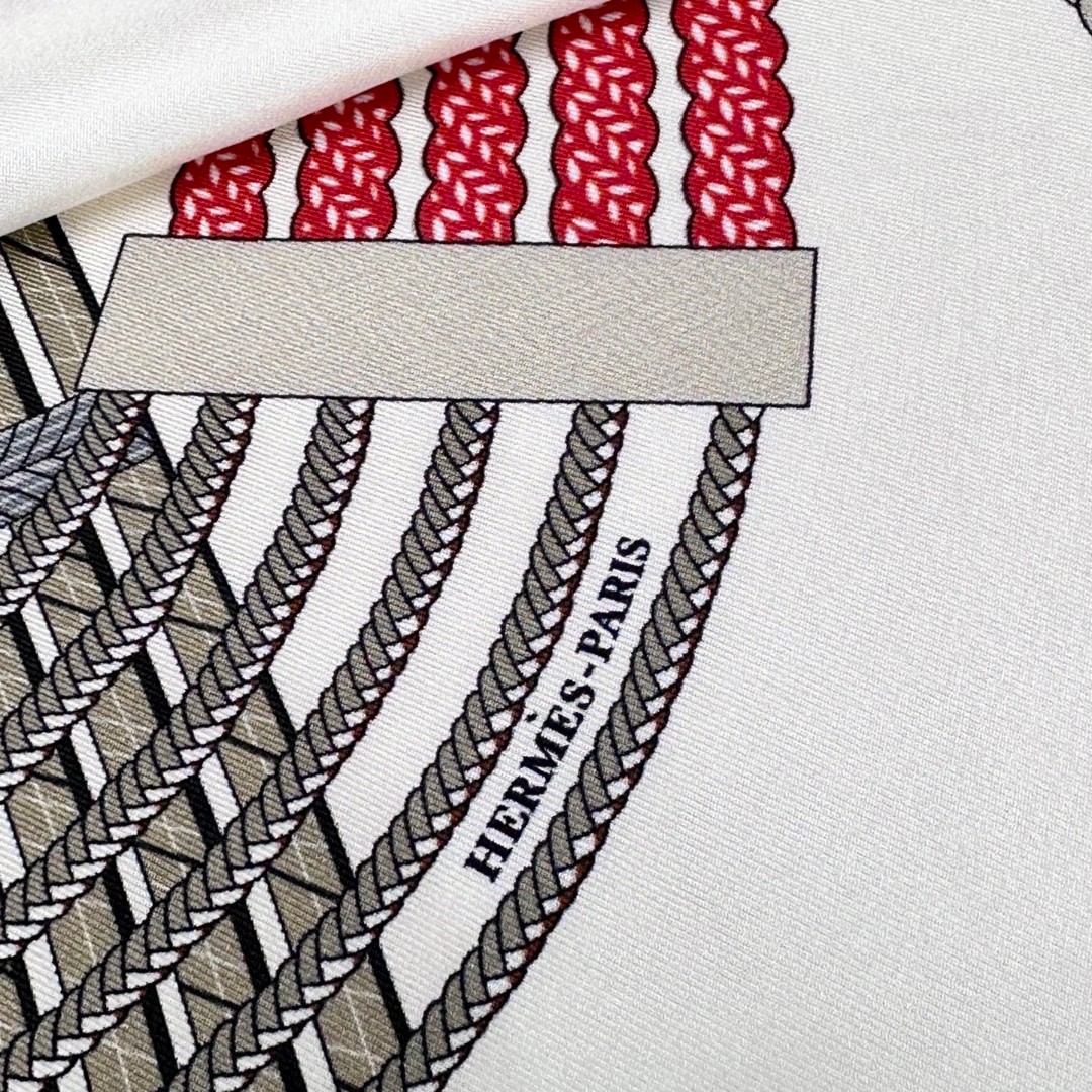 “编织演绎的盛装舞步”90丝巾_Hermes
手工卷边 100%桑蚕丝
这款披肩采用经典真丝面料，柔软