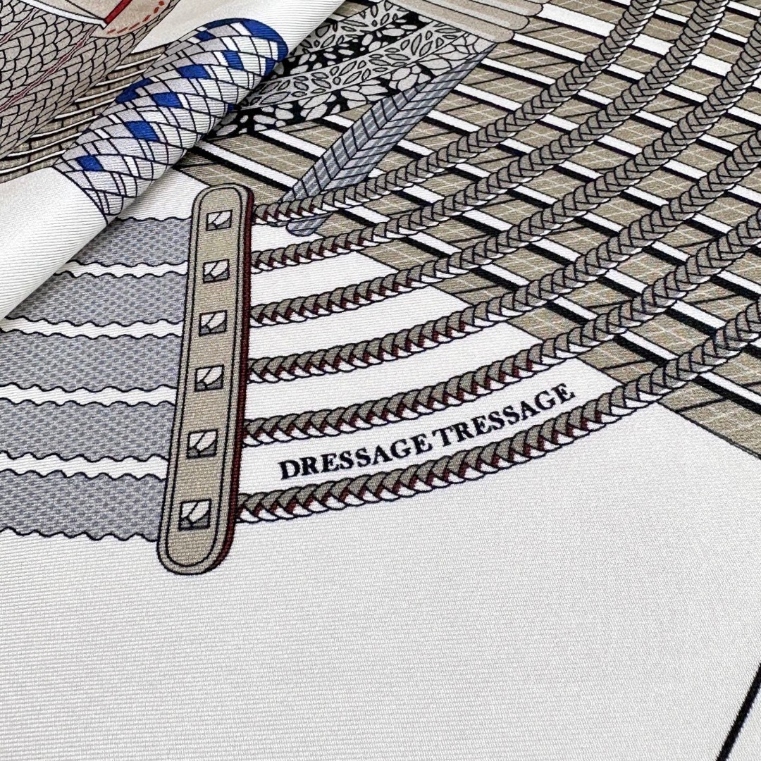  “编织演绎的盛装舞步”90丝巾_Hermes
手工卷边 100%桑蚕丝
这款披肩采用经典真丝面料，柔软