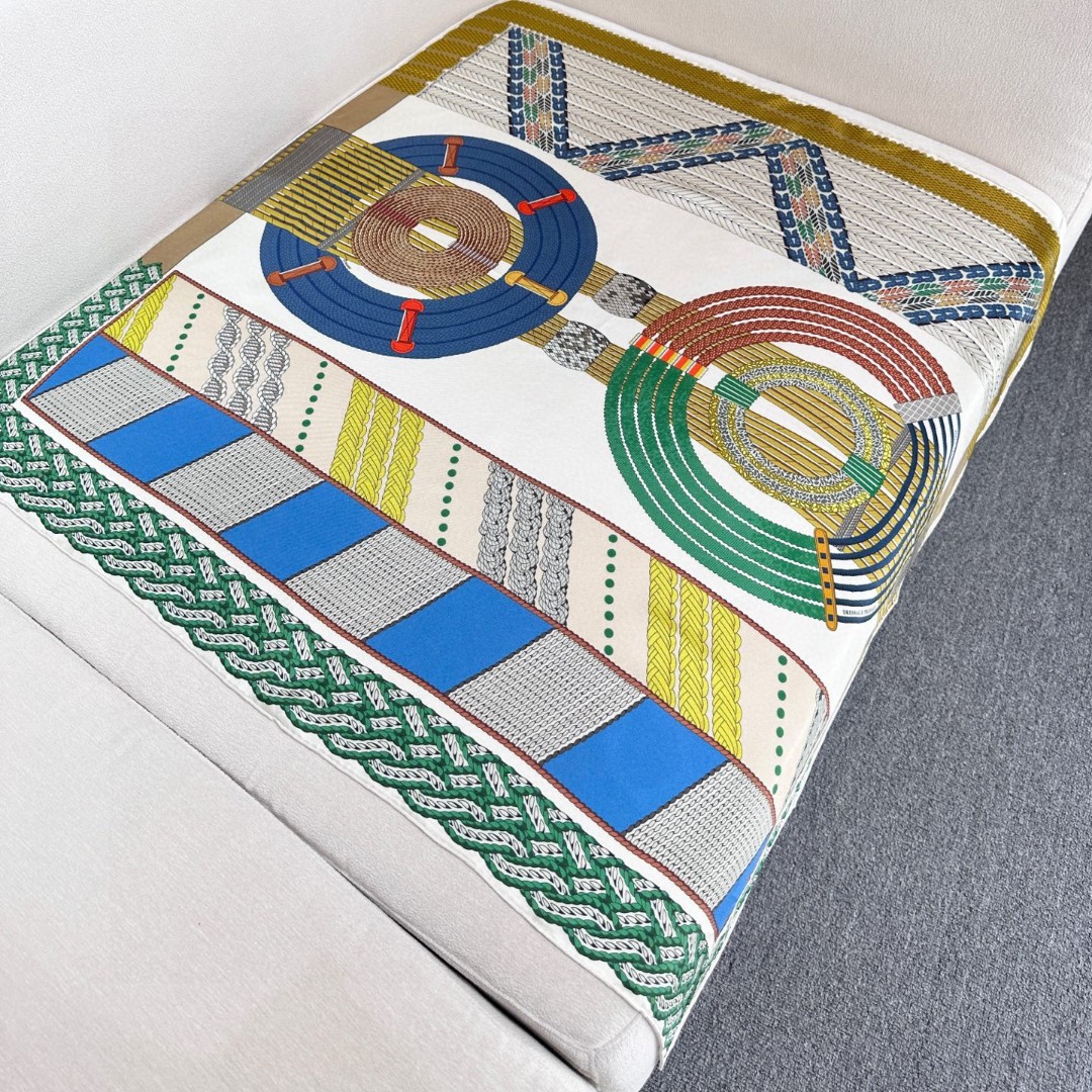  “编织演绎的盛装舞步”90丝巾_Hermes
手工卷边 100%桑蚕丝
这款披肩采用经典真丝面料，柔软