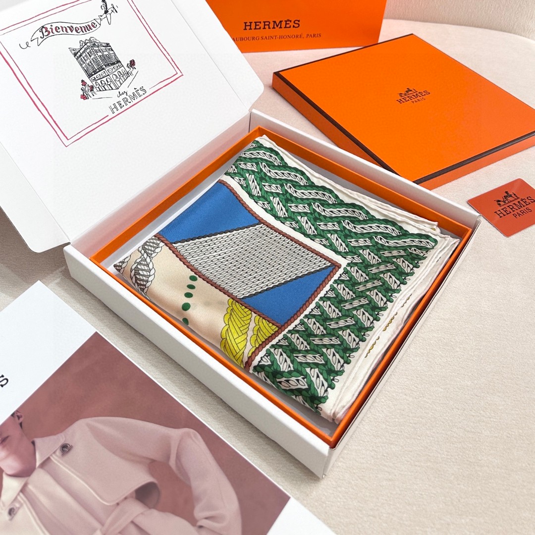  “编织演绎的盛装舞步”90丝巾_Hermes
手工卷边 100%桑蚕丝
这款披肩采用经典真丝面料，柔软